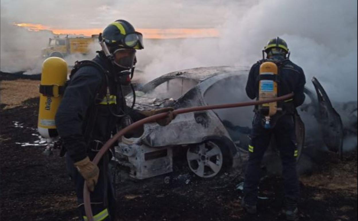 Los bomberos apagan un incendio originado en un vehículo en Fuensaldaña. 