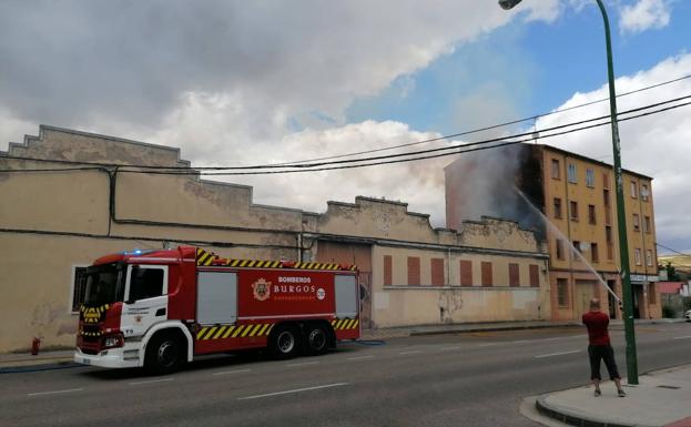 Los Bomberos tratan de controlar las llamas.