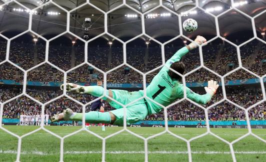 El portero suizo Yann Sommer detiene el lanzamiento de Kylian Mbappe durante la tanda de penaltis en octavos de final de la Eurocopa 2020-2021.