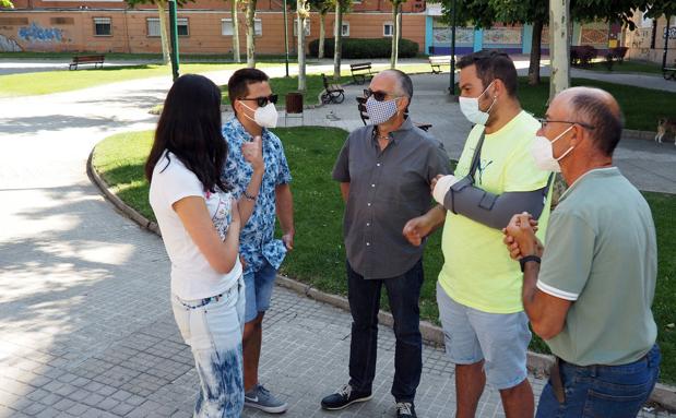 Imagen principal - Víctor y Yanira, con sus profesores, y en varios momentos de su formación. 