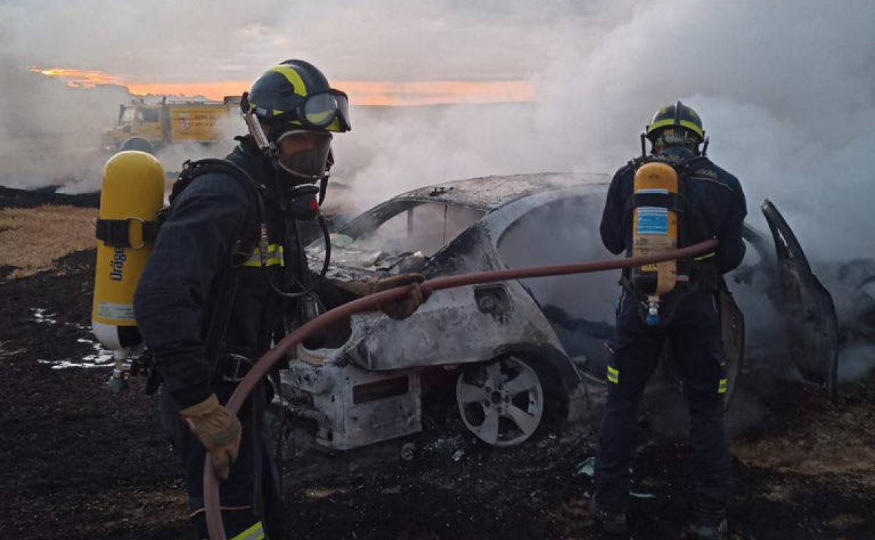 El BMW quemado por los ladrones el lunes en Fuensaldaña.