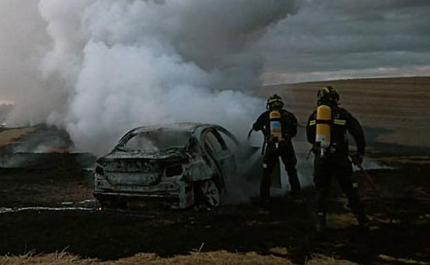 La banda del BMW quema un coche e incendia unos rastrojos en Fuensaldaña