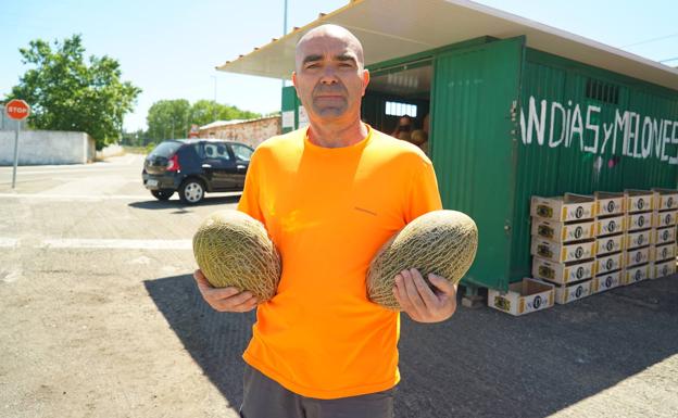 Juvencio Carlos Navarro frente al puesto donde vende sandías y melones, entre otros alimentos.