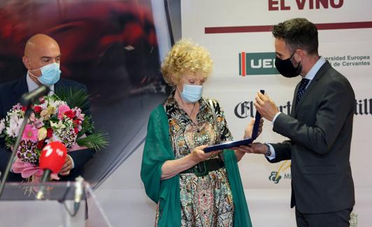 Pilar Pérez Albéniz recibe el premio de manos del rector de la UEMC, David García, en presencia del consejero Jesús Julo Carnero. 
