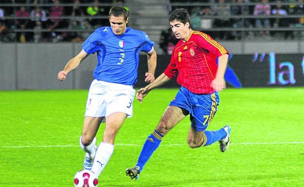 Chiellini conduce el balón ante la presión de Arizmendi.