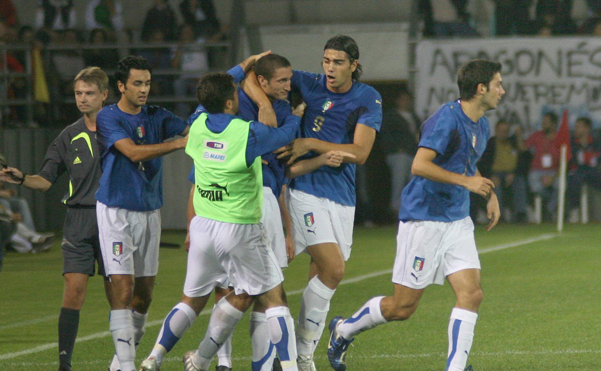 Chiellini celebra con sus compañeros el primer gol en la Nueva Balastera