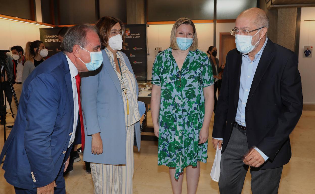 Francisco Igea, a la derecha, con Isabel Blanco, Ángeles Armisén y José Antonio Rubio Mielgo, este miércoles en la Biblioteca Pública de Palencia.