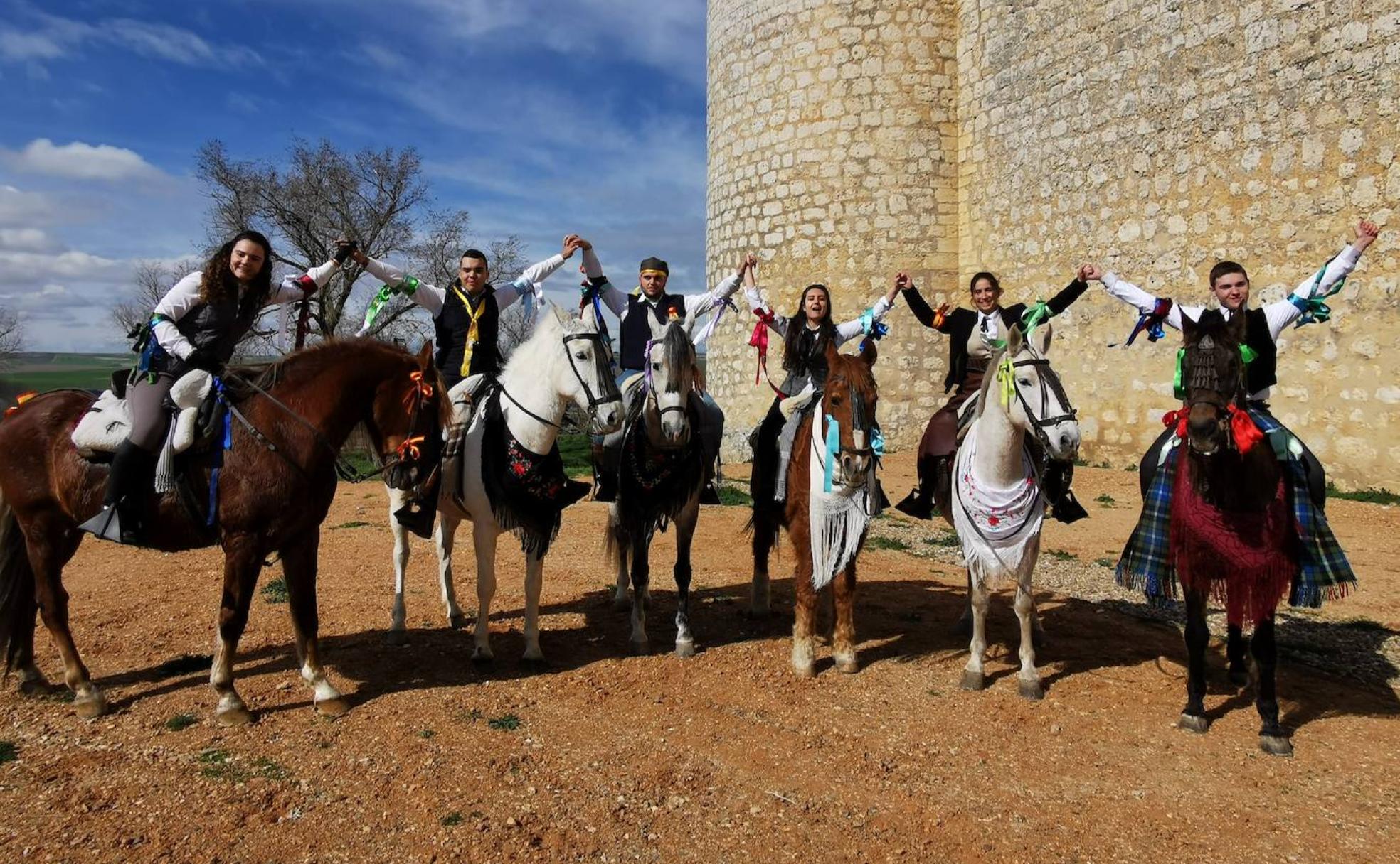 1. Los quintos de 2020 de Torrelobatón en la explanada del castillo.
