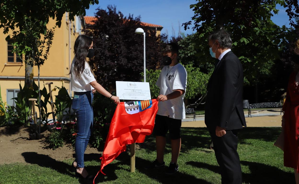 Los hijos de Roberto Fraile descubren la placa en su honor.