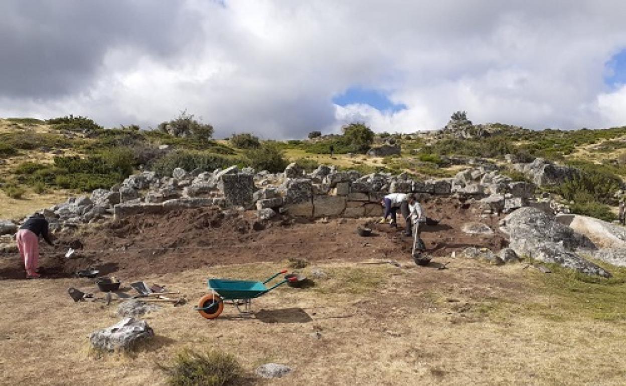 Excavaciones en el Castro de Ulaca. 