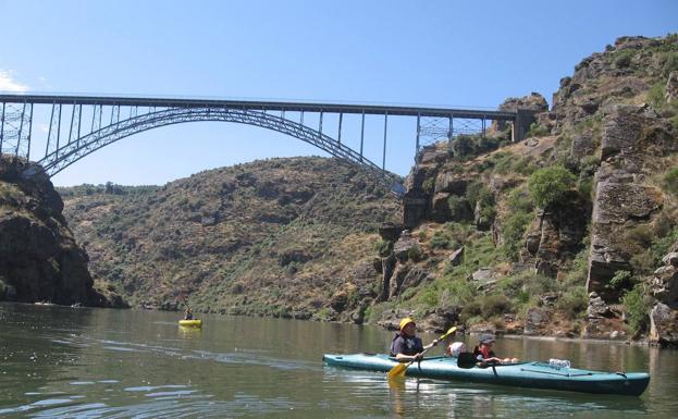Personas en piragua en los Arribes del Duero.