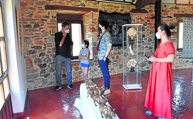 Promotores y visitantes, en la exposición de arte chino.