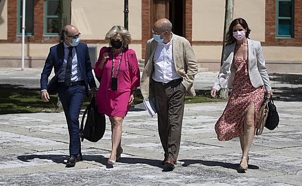 Francisco Igea, junto a los consejeros de Ciudadanos, Javier Ortega, Verónica Casado y Ana Carlota Amigo, a la salida del Consejo de Gobierno. 
