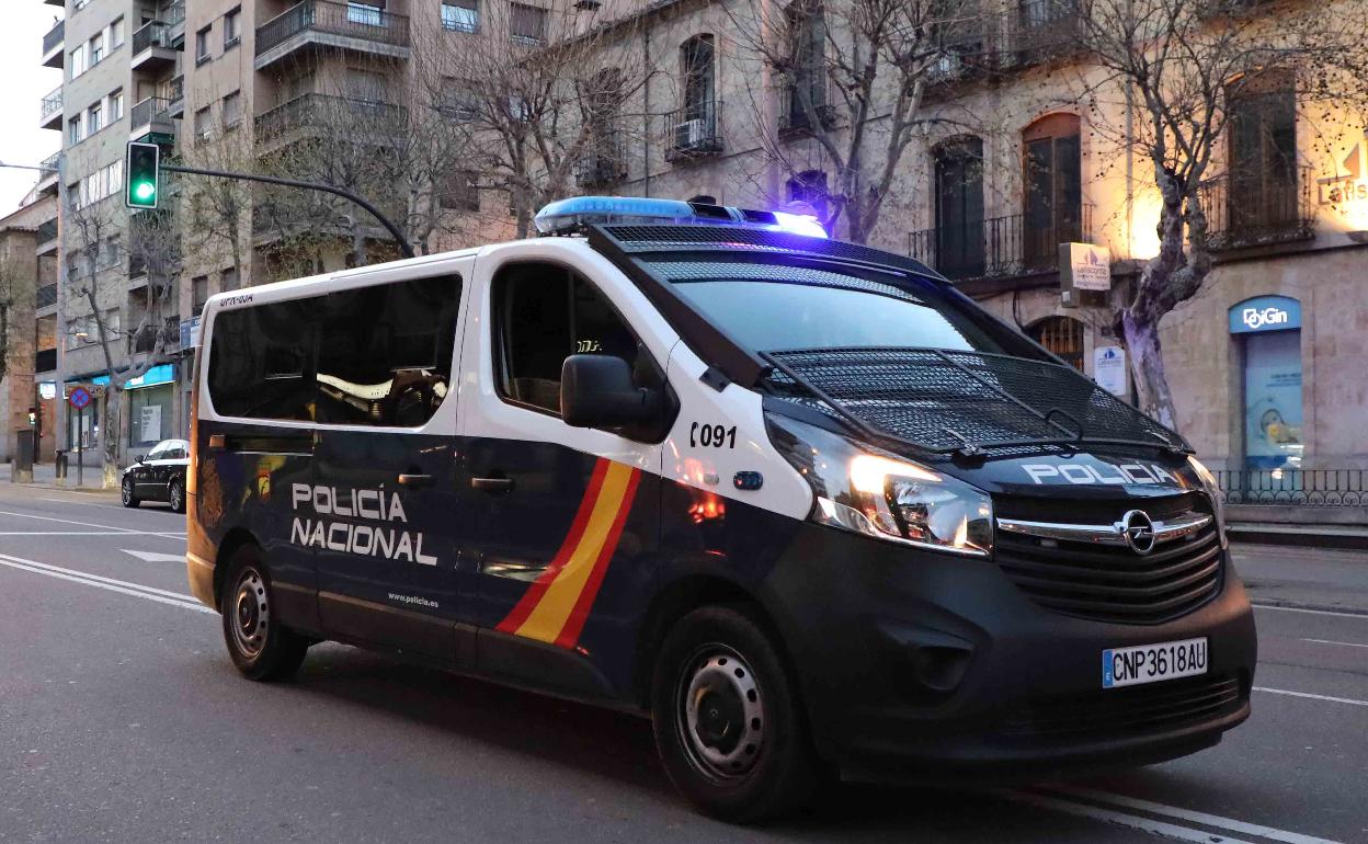 Furgón de la Policía Nacional por Salamanca 