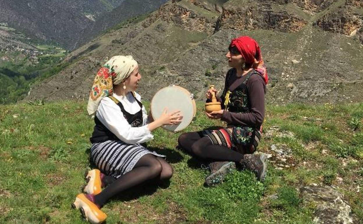 El dúo Ajuar, formado por Corazón Gallardo y Ana Flecha. 
