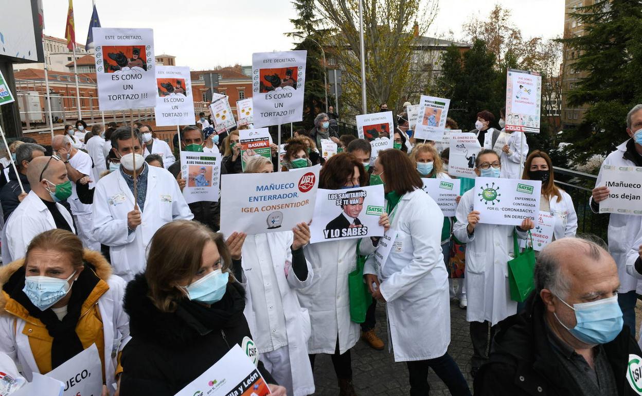 Imagen de archivo de una protesta de sanitarios del Hospital Clínico de Valladolid. 