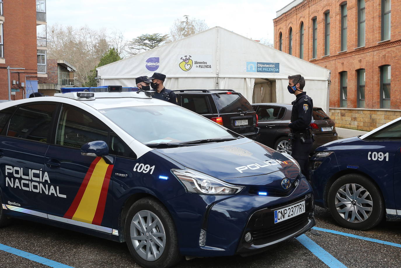 Policía Nacional, en Palencia junto al centro de salud de La Puebla, en una imagen de archivo. 