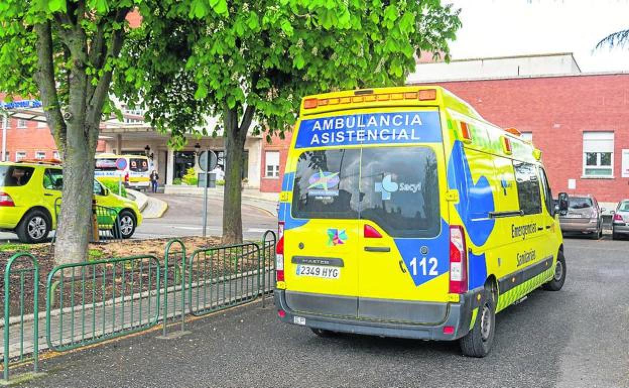 Una ambulancia entra en el Hospital Río Carrión.