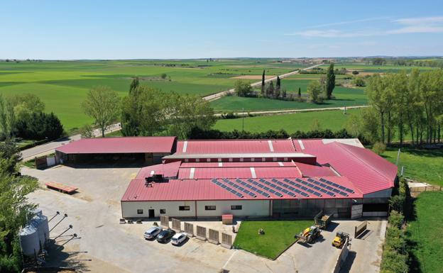 La granja integrada con su entorno, y con placas solares en el techo de las instalaciones.