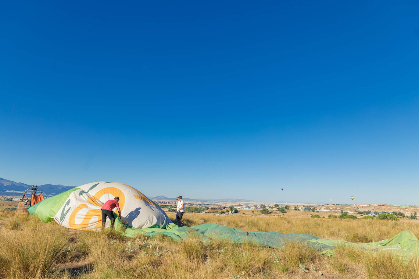 Trabajos para recoger un globo aerostático en Segovia.