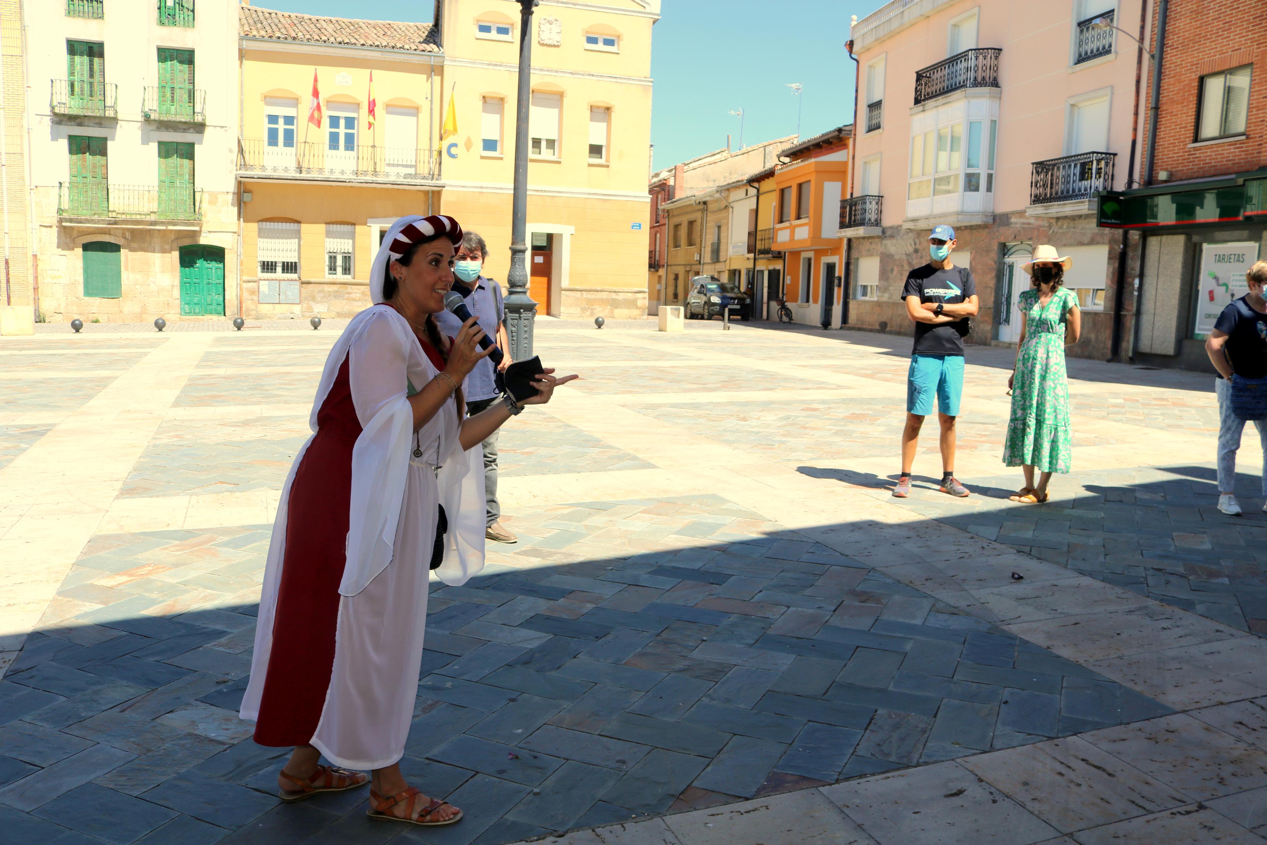 La actriz Erica González, en el papel de la doncella Doña Inés, muestra el patrimonio de Torquemada