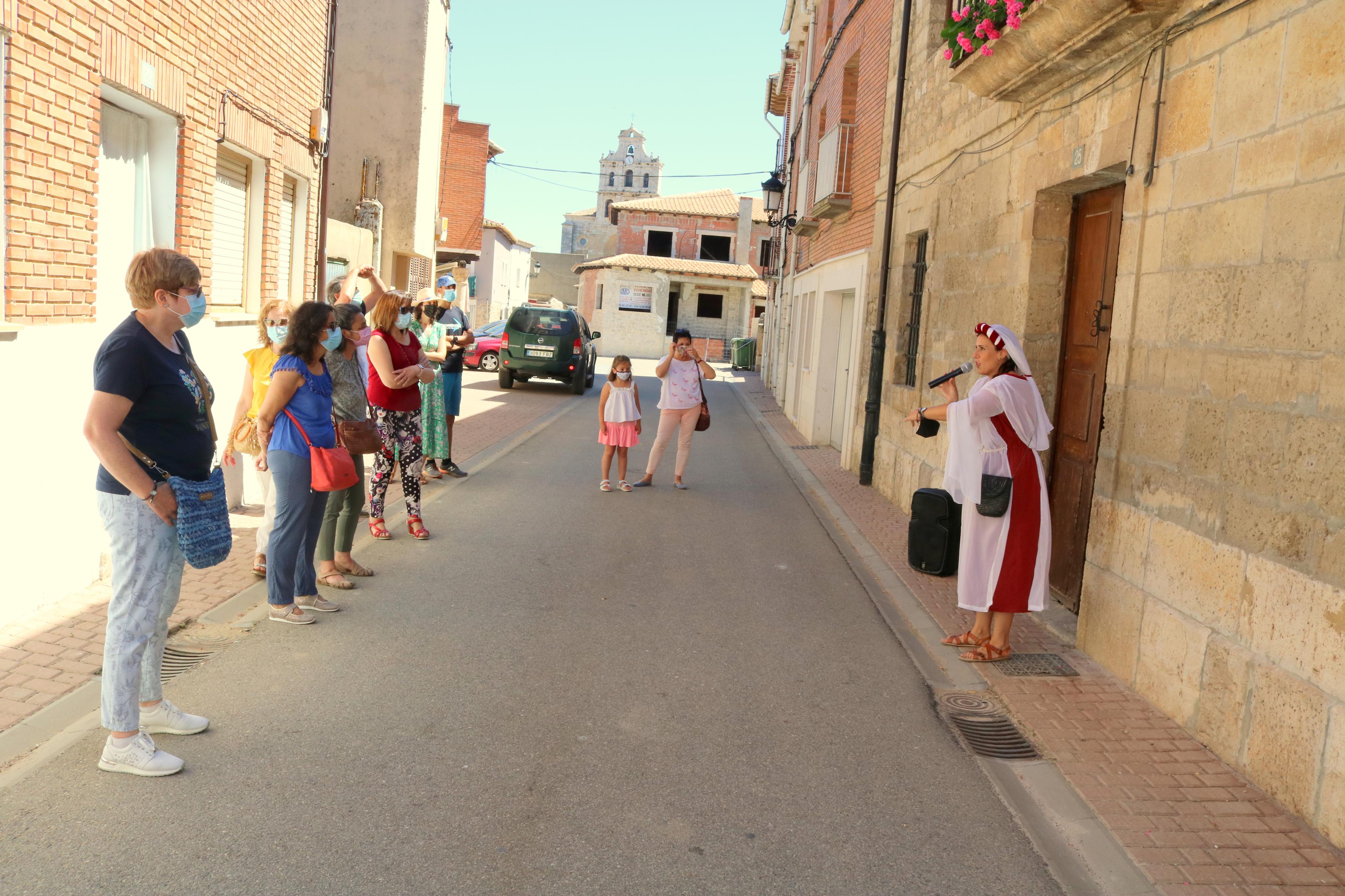 La actriz Erica González, en el papel de la doncella Doña Inés, muestra el patrimonio de Torquemada