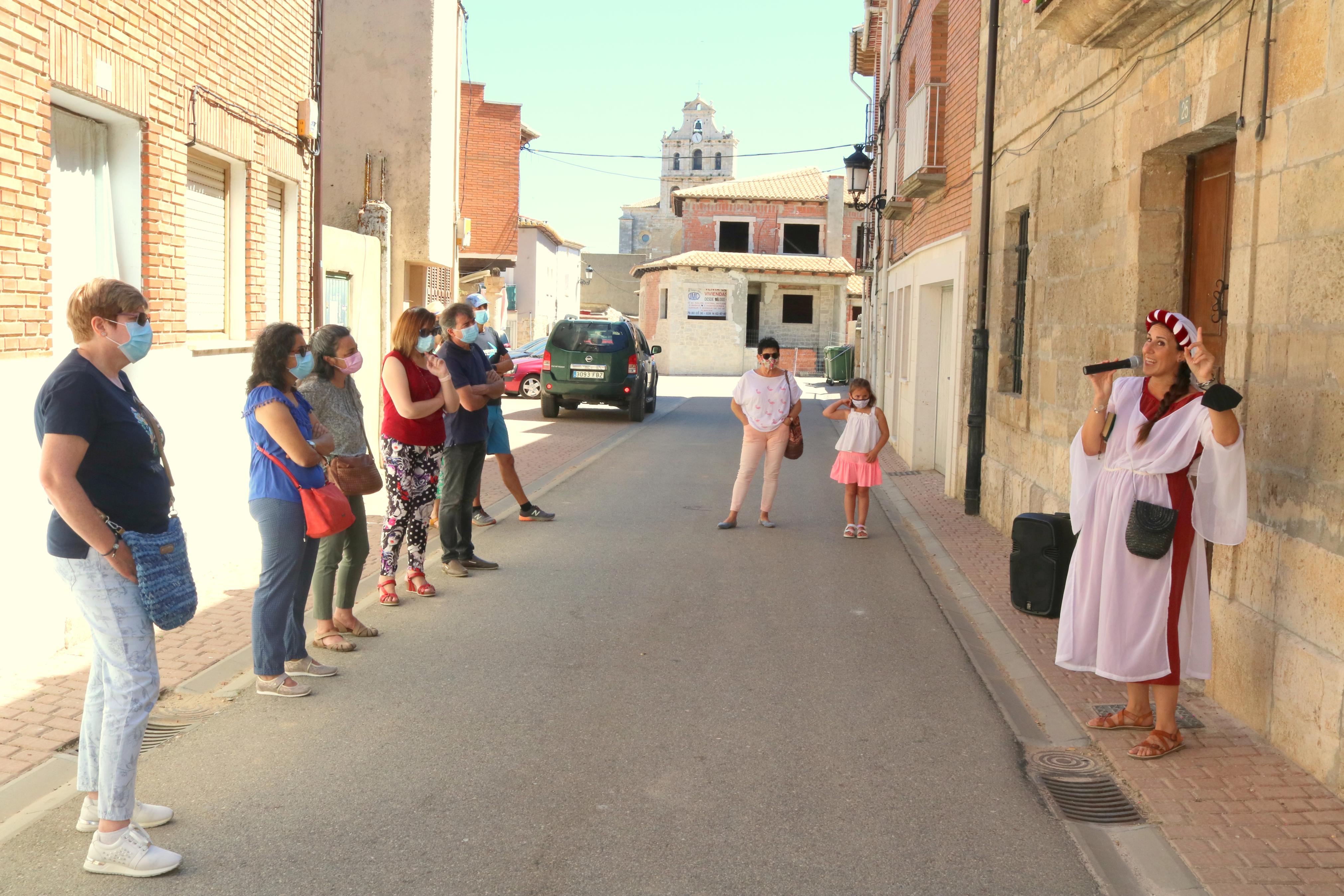 La actriz Erica González, en el papel de la doncella Doña Inés, muestra el patrimonio de Torquemada