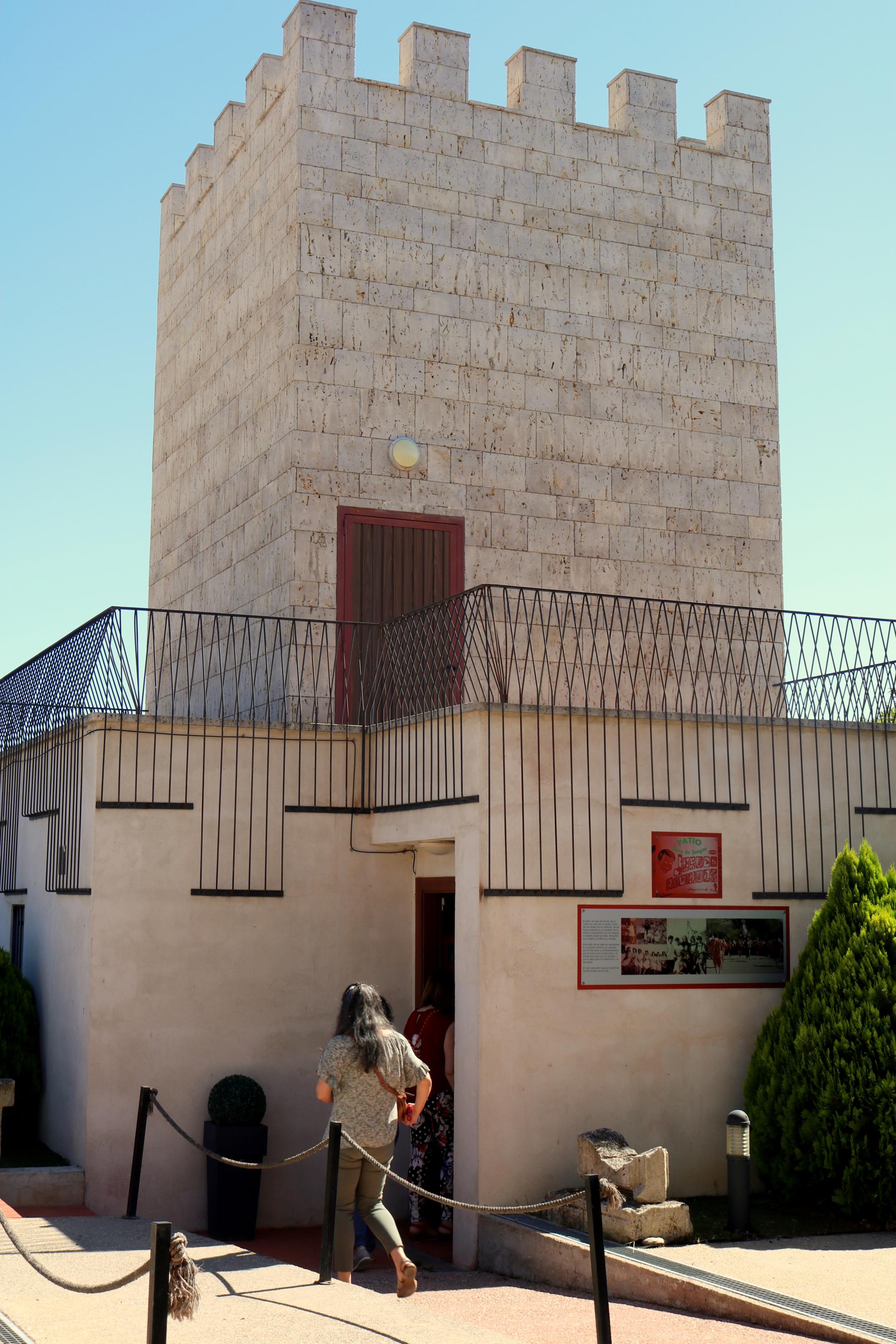 La actriz Erica González, en el papel de la doncella Doña Inés, muestra el patrimonio de Torquemada