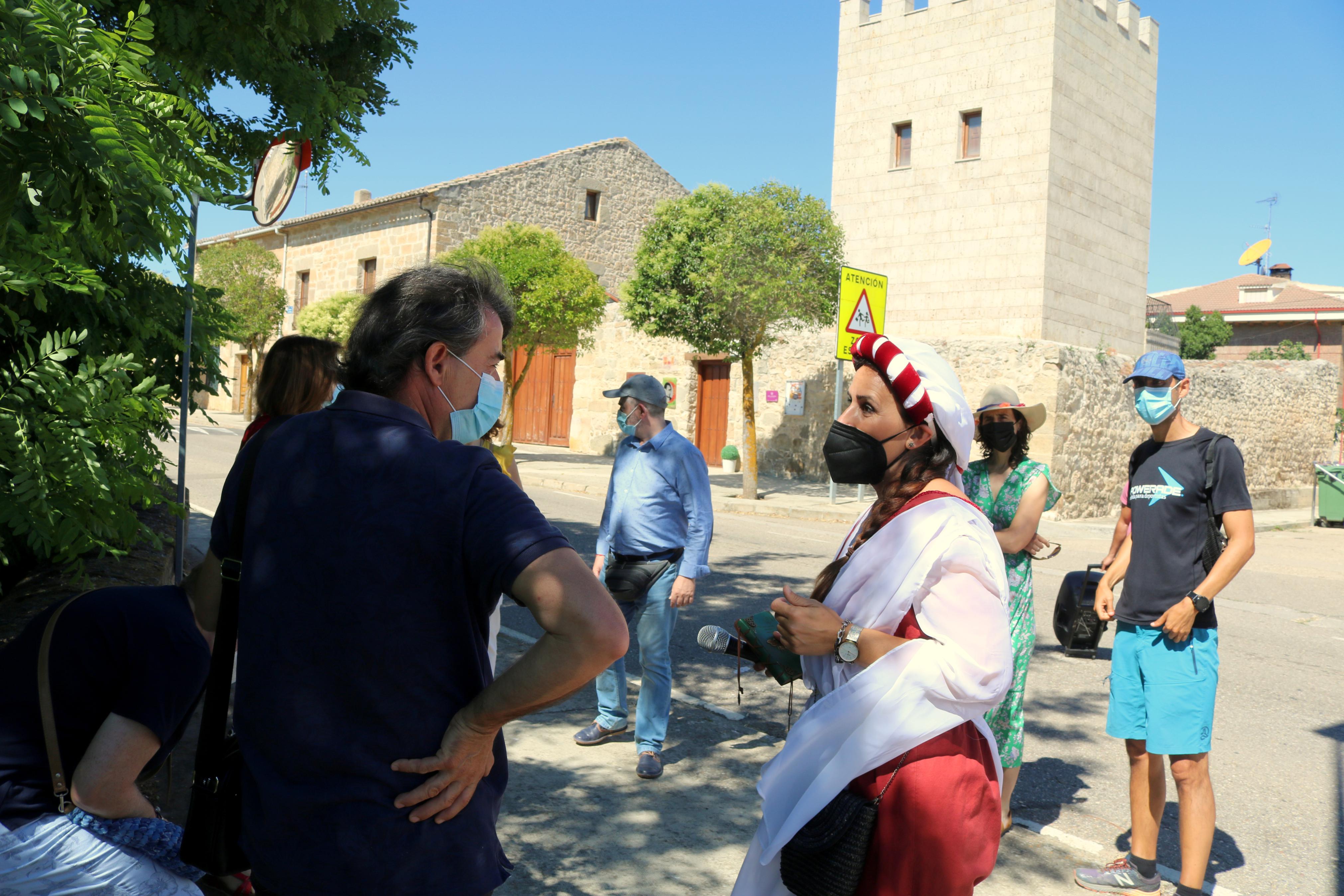 La actriz Erica González, en el papel de la doncella Doña Inés, muestra el patrimonio de Torquemada