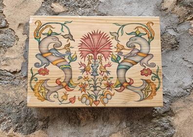 Imagen secundaria 1 - Una de las calles en las que se pueden ver varias tapas de contadores, detalle de una de ellas, y estandarte en una de las fachadas.