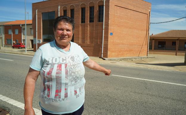 Ángela Blanco señala el punto en el que murieron las vacas de Argimiro tras el impacto contra el coche en el que viajaba Cecilia. 