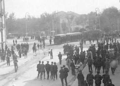 Imagen secundaria 1 - El Teatro Pradera en la década de 1910 y debajo, visto desde la calle Santiago, en la de 1920. A la derecha, mitin socialista en agosto de 1933 en el interior del teatro. ARCHIVO MUNICIPAL