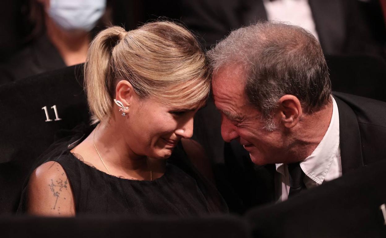 Julia Ducournau y el actor Vincent Lindon tras anunciarse la película ganadora del Festival de Cannes. 