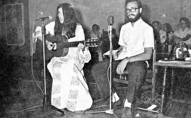 Cecilia, en un concierto conjunto en Santander con su promotor, Joaquín Díaz. 