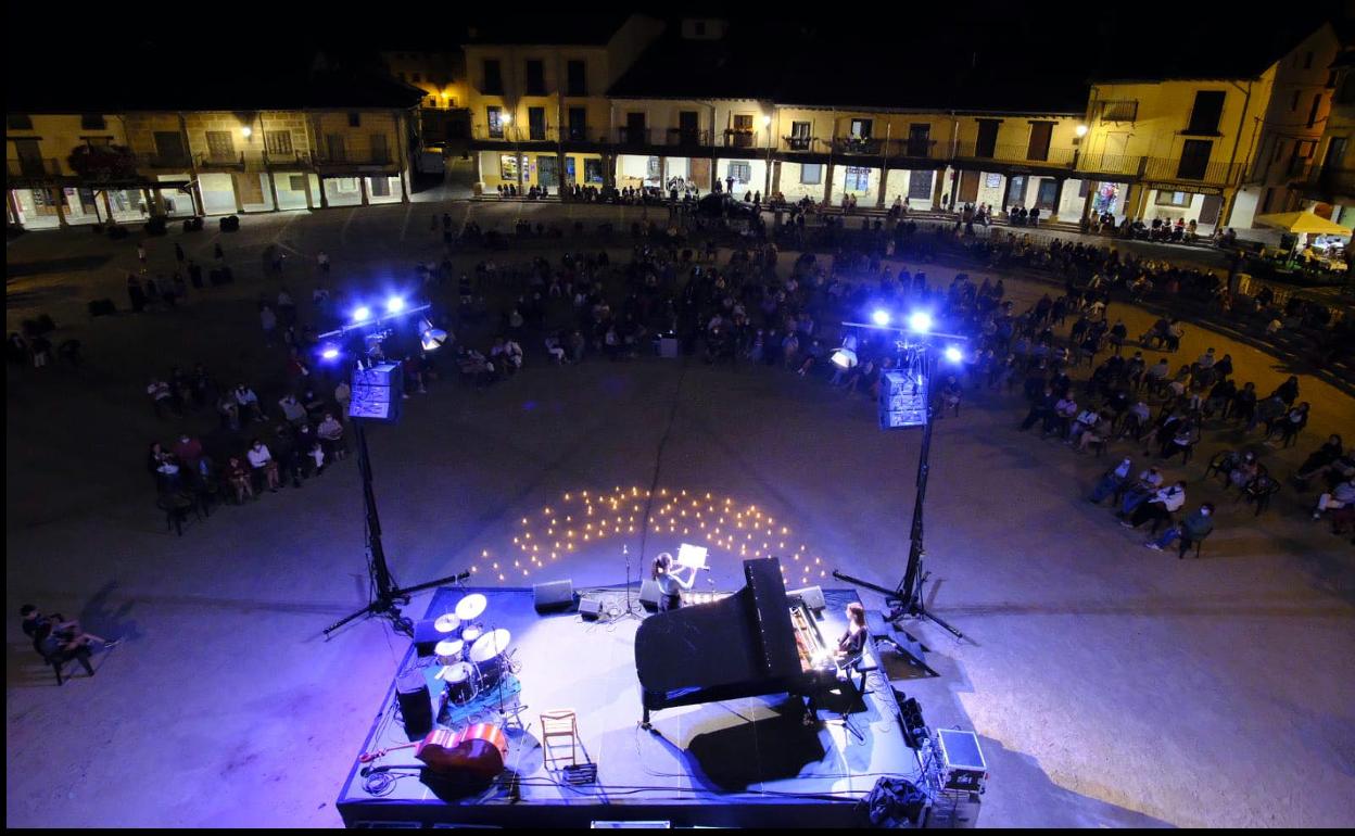 Momento de una de las actuaciones de la 'Noche en Blanco y Negro' en la Plaza Mayor de Riaza. 