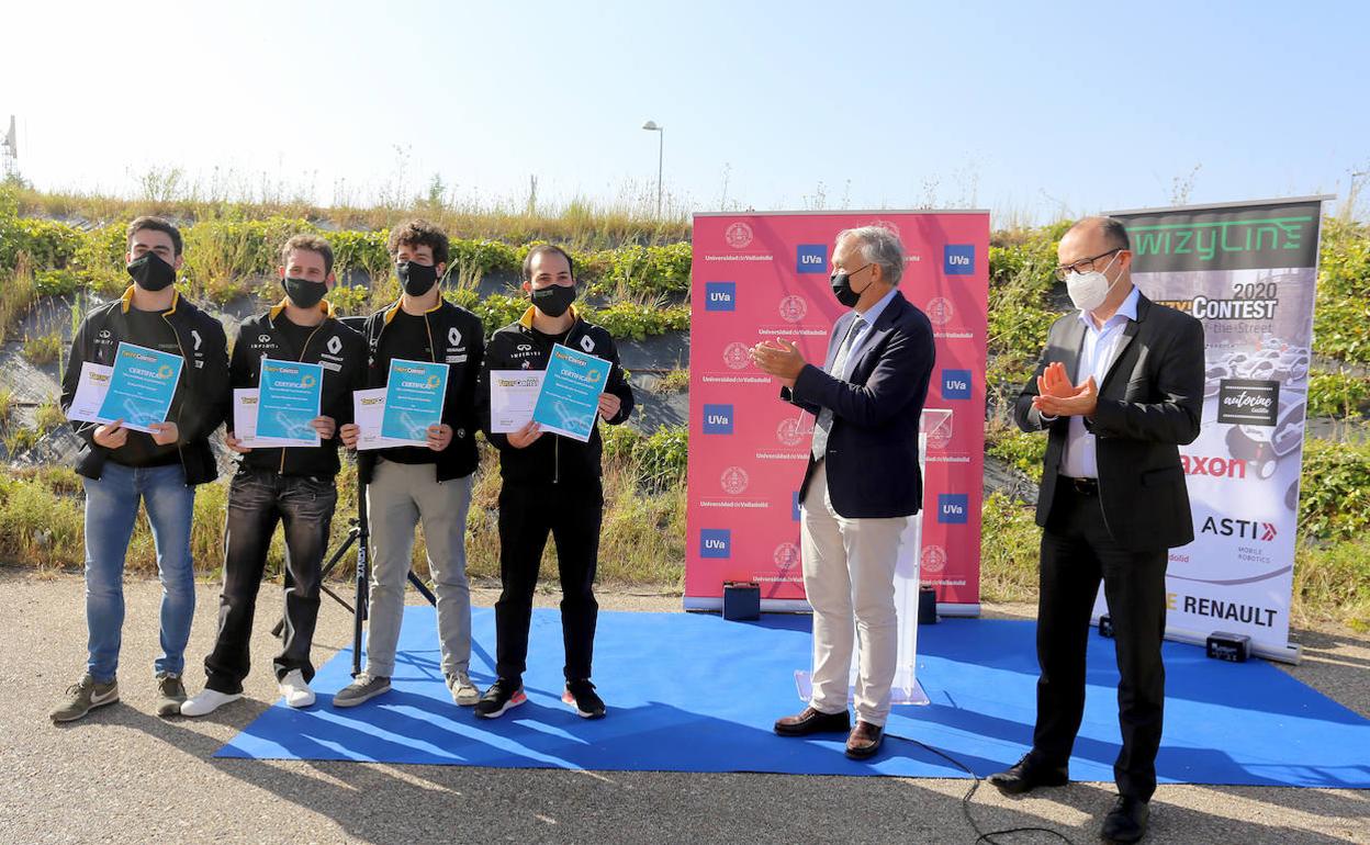 Renault entrega a los estudiantes de la UVa el premio del Concurso Internacional Twizy Contest. Asisten, el rector de la Universidad de Valladolid, Antonio Largo, y el director de Ingeniería de Renault España, Marc Bodin.