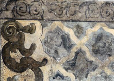 Imagen secundaria 1 - Detalle del Cupido en el medallón que hay sobre el portalón de entrada.- Abajo a la izquierda, pintura mural en la pared de la Casa de la Tierra junto al esgrafiado. A la derecha, parte del patio interior. 