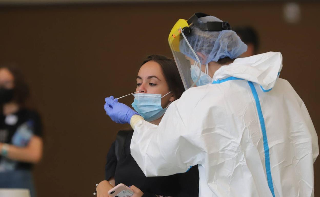 Toma de muestar de una joven en un cribado en Salamanca. 