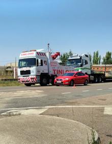 Imagen secundaria 2 - Coche siniestrado y la retirada del camión por una grúa en Mojados. 