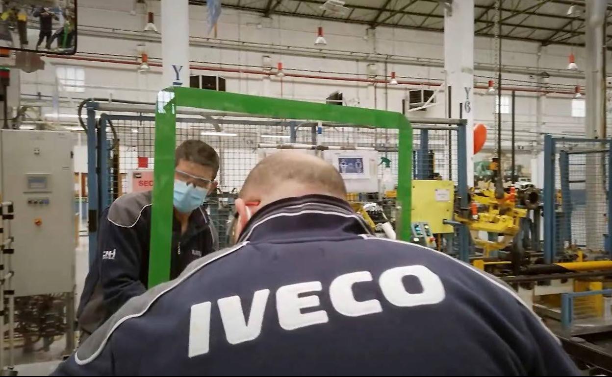 Trabajadores en la planta de Iveco en Valladolid.