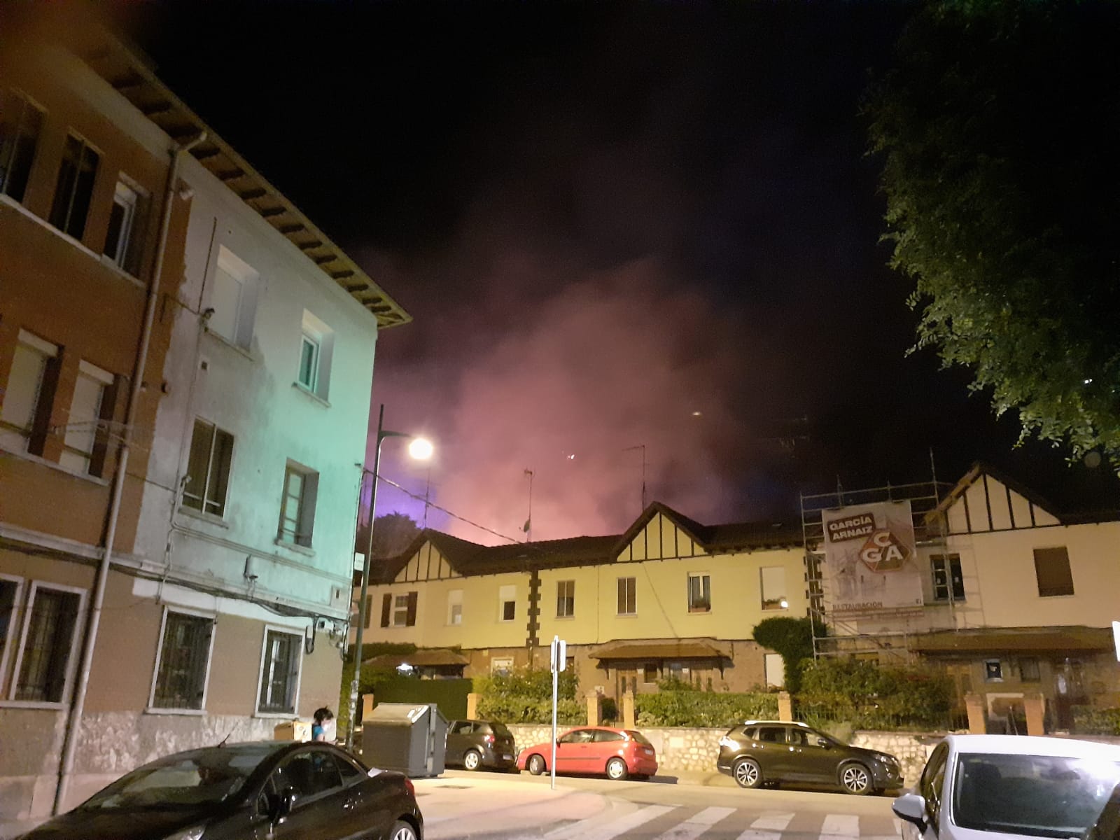 Fotos: Un incendio intencionado devora los aledaños del Castillo de Burgos