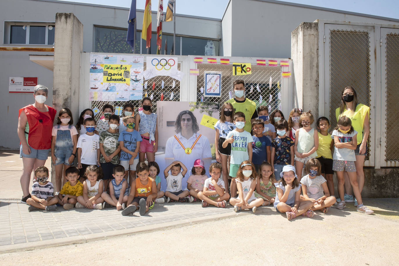 Niños de Palazuelos de Eresma participantes en el programa 'Conciliamos', junto a los carteles realizados en apoyo a David Llorente.