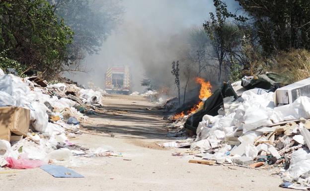 Arde un vertedero en la zona trasera del Benito Menni