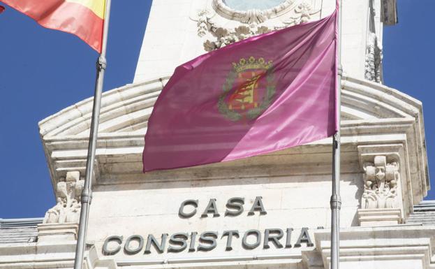 La bandera con el escudo de la capital en la Casa Consistorial.