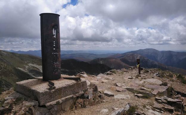 Pico Catoute, a 2.117 metros en la sierra de Gistredo. 