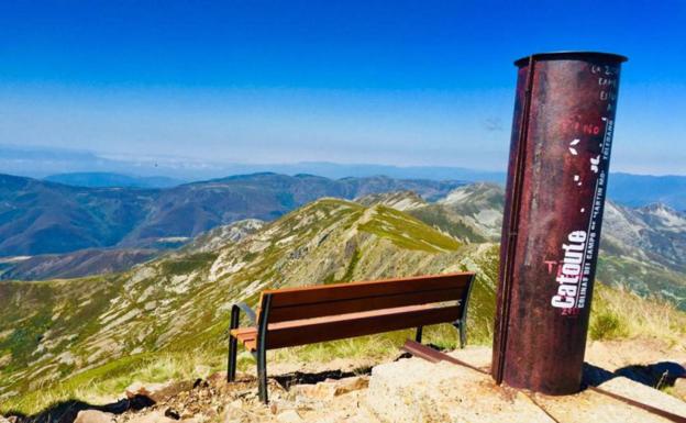 Banco instalado en la cima berciana, desde la que se observa todo el sistema montañoso. 