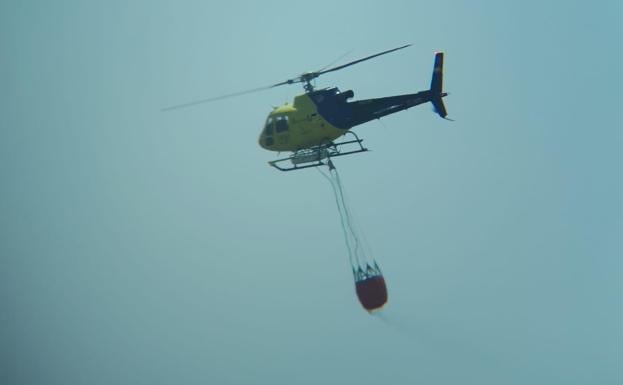 Bomberos y un helicóptero intervienen en un incendio en Aldeamayor Golf