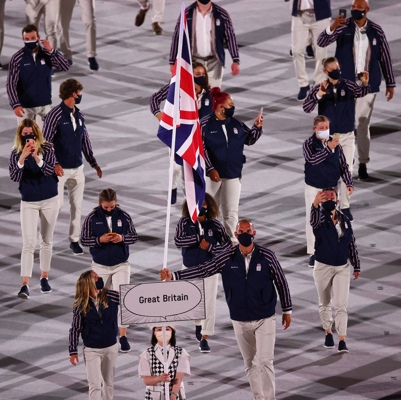 Hannah Mills y Mohamed Sbihi, abanderados de Gran Bretaña, lideran a su contingente en el desfile de atletas durante la ceremonia de inauguración de los Juegos Olímpicos de Tokio 2020.