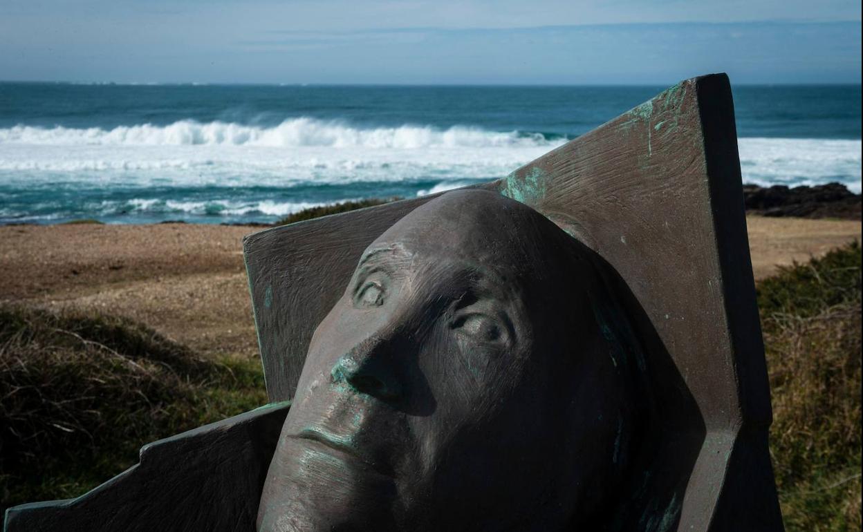 Escultura en As Fumas en memoria de Ramón Sampedro, ayudado a morir en 1998 tras dos décadas tetrapléjico por un accidente.