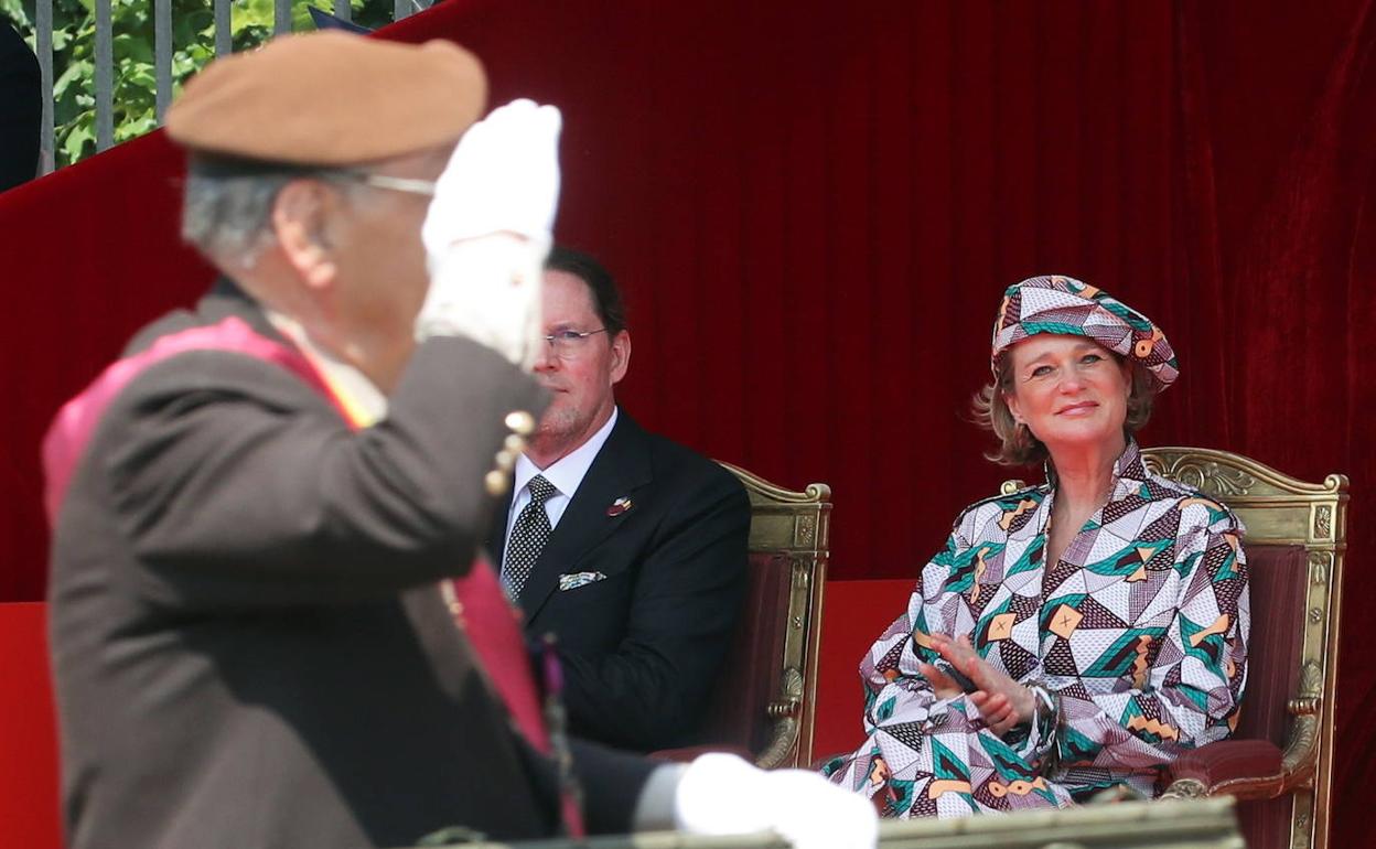 Delphine, junto a su esposo James O'Hare, en la fiesta nacional belga. 